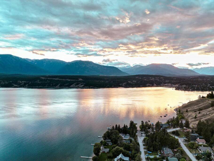 Oasis Getaway, Mins To Lake, King Bed, Dbl Garage Invermere Exteriör bild