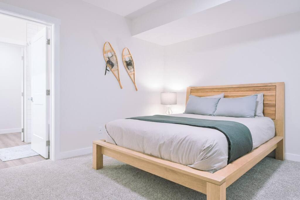Oasis Getaway, Mins To Lake, King Bed, Dbl Garage Invermere Exteriör bild