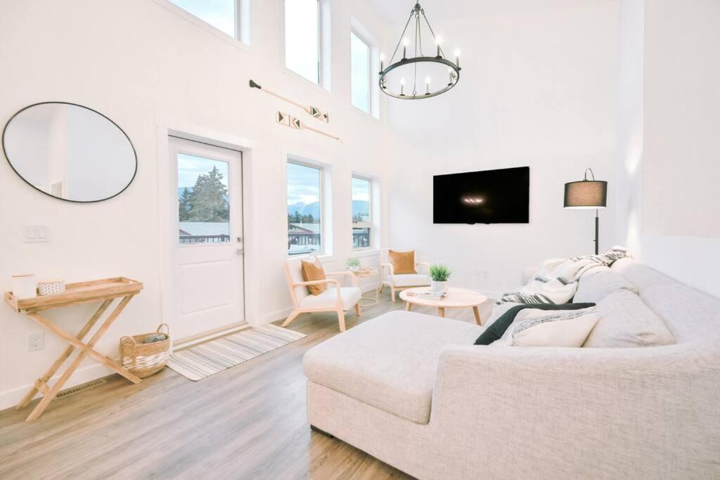 Oasis Getaway, Mins To Lake, King Bed, Dbl Garage Invermere Exteriör bild