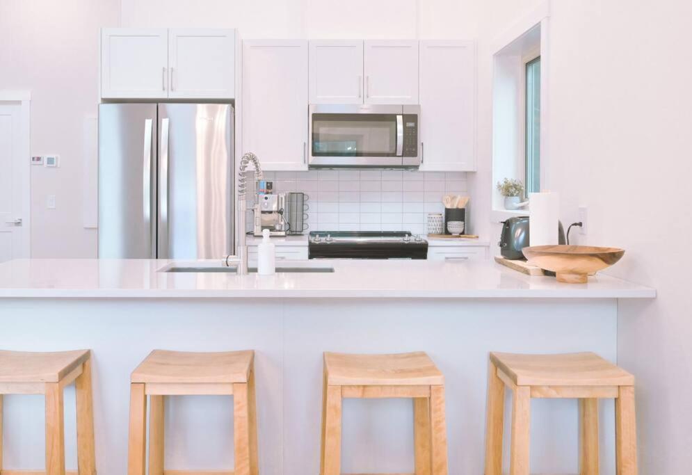 Oasis Getaway, Mins To Lake, King Bed, Dbl Garage Invermere Exteriör bild