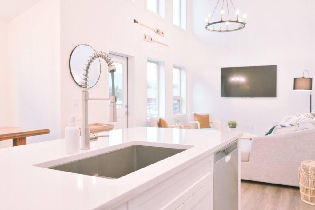 Oasis Getaway, Mins To Lake, King Bed, Dbl Garage Invermere Exteriör bild