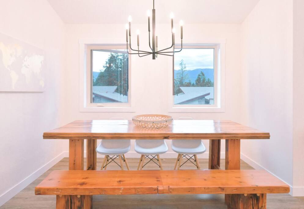 Oasis Getaway, Mins To Lake, King Bed, Dbl Garage Invermere Exteriör bild