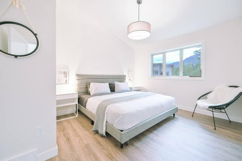 Oasis Getaway, Mins To Lake, King Bed, Dbl Garage Invermere Exteriör bild
