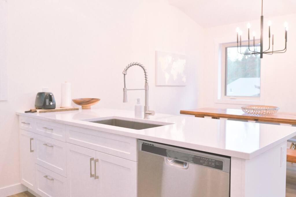 Oasis Getaway, Mins To Lake, King Bed, Dbl Garage Invermere Exteriör bild