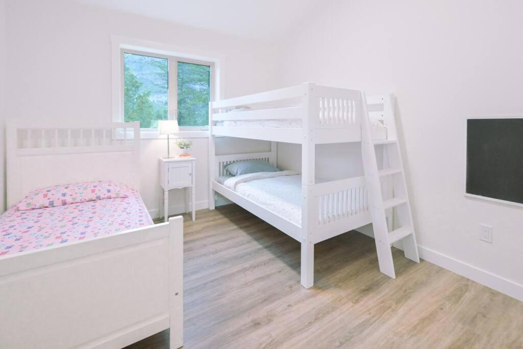 Oasis Getaway, Mins To Lake, King Bed, Dbl Garage Invermere Exteriör bild