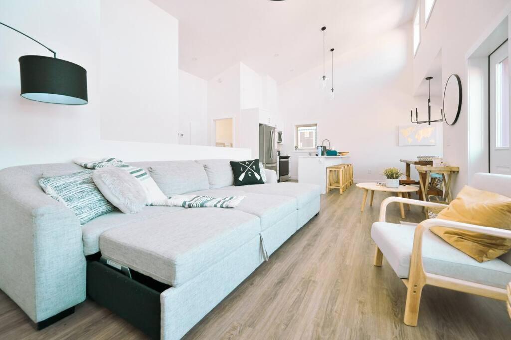 Oasis Getaway, Mins To Lake, King Bed, Dbl Garage Invermere Exteriör bild