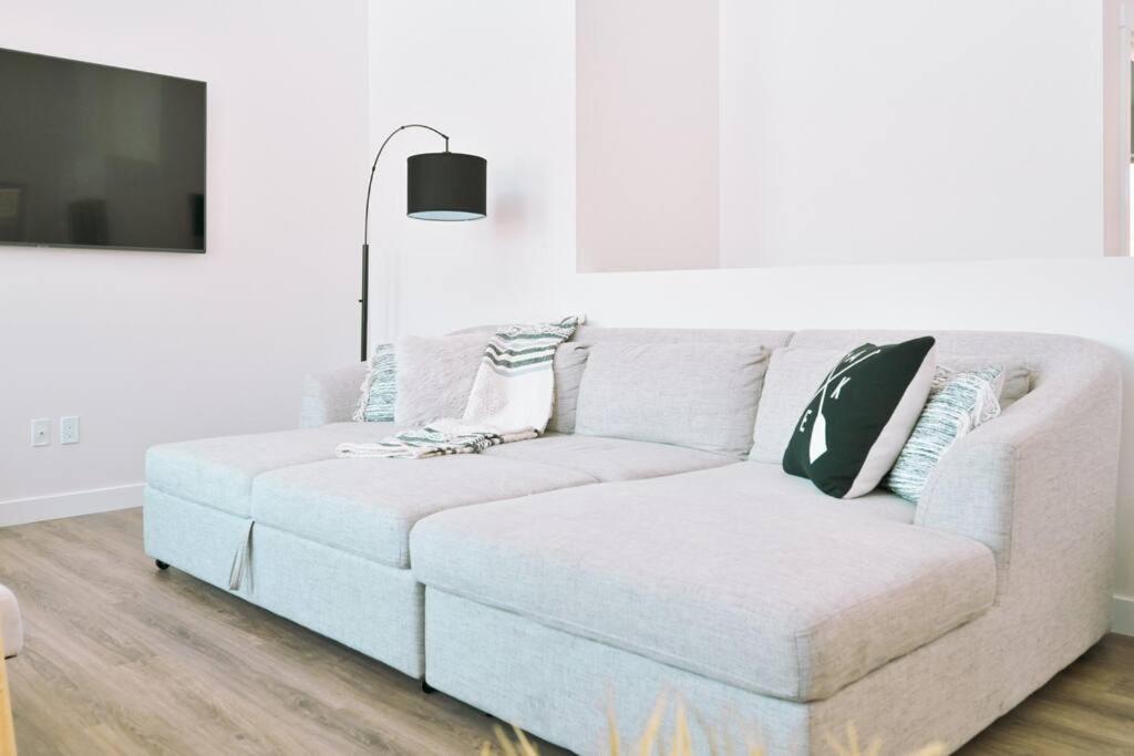 Oasis Getaway, Mins To Lake, King Bed, Dbl Garage Invermere Exteriör bild