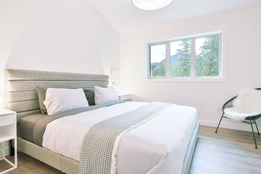 Oasis Getaway, Mins To Lake, King Bed, Dbl Garage Invermere Exteriör bild
