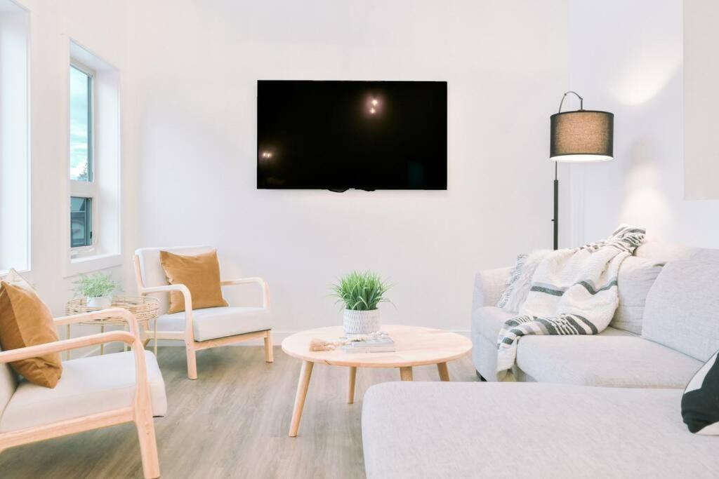 Oasis Getaway, Mins To Lake, King Bed, Dbl Garage Invermere Exteriör bild