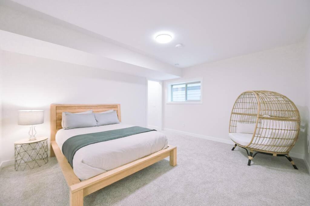 Oasis Getaway, Mins To Lake, King Bed, Dbl Garage Invermere Exteriör bild